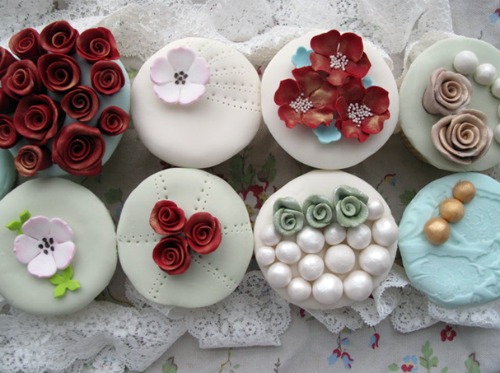 pearl and roses decorated cupcakes