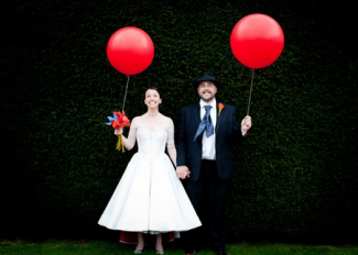 bride and groom holding red balloons a quirky wedding idea