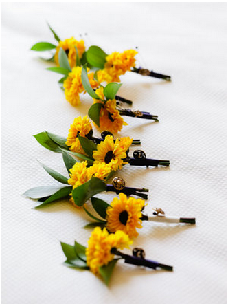 Sunflowers as buttonholes for bridegroom and best men 