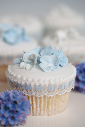cupcakes with flowers for garden wedding