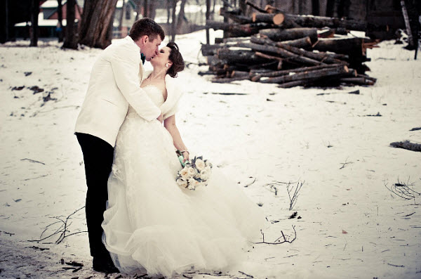 bride and groom winter wedding 