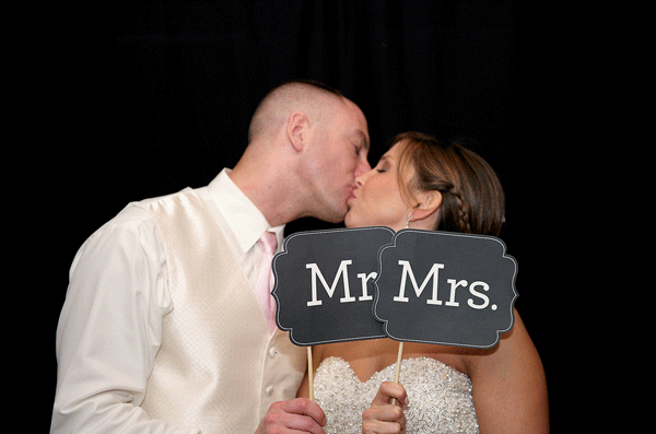 You May Now Kiss the Bride:  Our Favorite Bride and Groom Kiss Photos